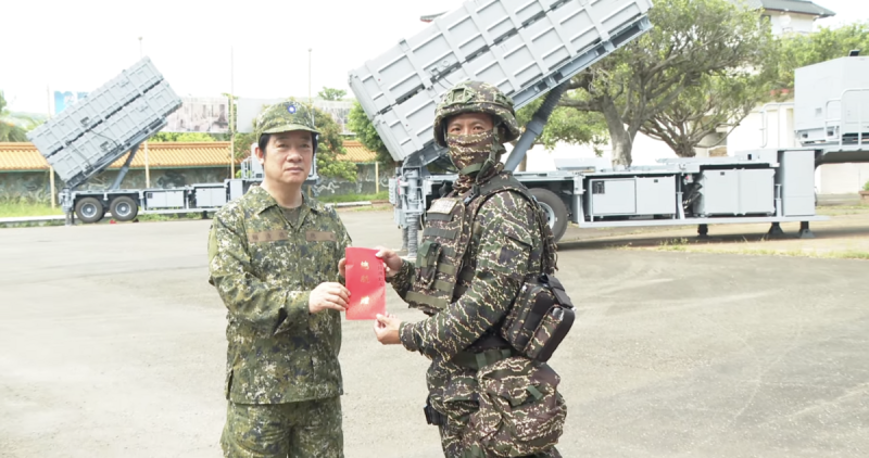 國防部放列雄二（右前）、雄三（左後）反艦飛彈發射車。   圖：翻攝自總統府YT