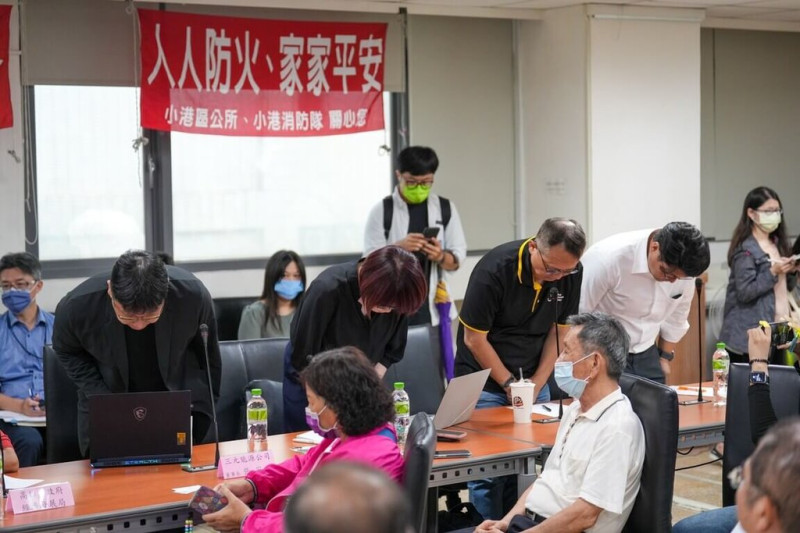 高雄市小港區三元能源科技電池廠14日發生火警，民進黨立委賴瑞隆15日召開檢討會議，三元能源團隊在會中鞠躬致歉。（賴瑞隆辦公室提供）中央社記者蔡孟妤傳真  114年7月15日   