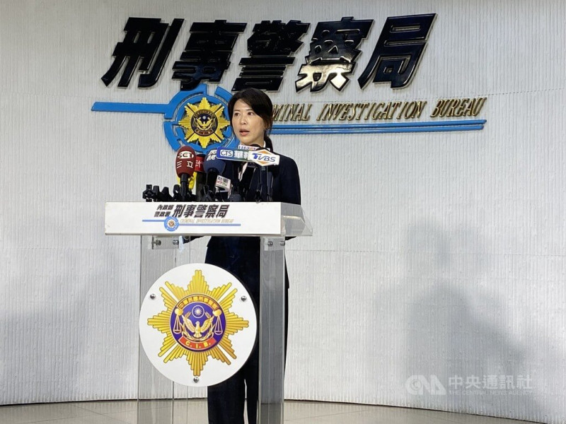 不肖業者38歲陳男自中國大陸進口大量假平板電腦貨物，再灌水、竄改成高效能規格的白牌平板電腦，於網購平台用人頭帳戶低價詐欺銷售，警方逮捕陳男等2嫌送辦。圖為刑事局偵查第九大隊第二隊長張伊君說明案件。中央社記者黃麗芸攝  114年7月15日   