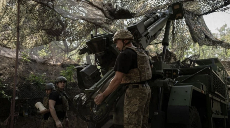 俄軍近期在紅軍村方向大舉集結兵力，兵力一度高達11萬人，意圖對烏軍防線發動決定性突破。不過截至 9 日，紅軍村依舊掌握在烏軍手中，雙方陷入消耗戰。   圖：翻攝自 金亮
