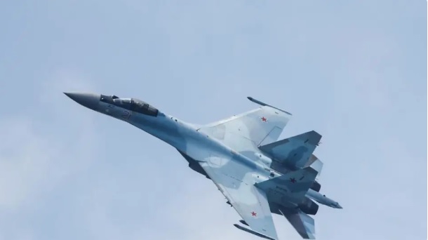 雖然蘇-35S 是俄羅斯空天軍的主力戰機之一，但該款戰機卻使用了大量外國生產的零件，導致俄羅斯在遭受制裁後一度無法維持穩定生產。   圖：翻攝自 騰訊網 海風看世界