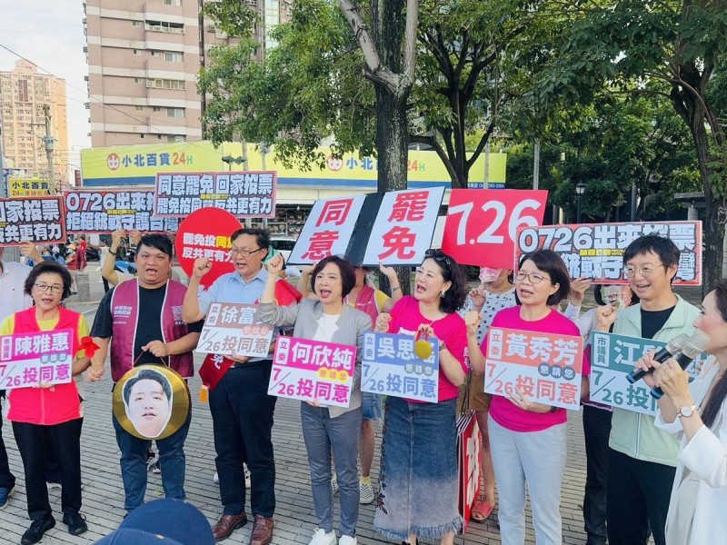 民進黨集結來自北中南的立委何欣純、吳思瑤、黃秀芳、陳素月、徐富癸。 圖:敲羅行動/提供
