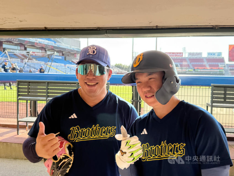 中華職棒中信兄弟野手曾頌恩（左）連兩年參與明星賽全壘打大賽，再度請隊友江坤宇（右）擔任餵球投手，發豪語想要贏過「大師兄」林智勝。中央社記者謝靜雯攝　114年7月15日   