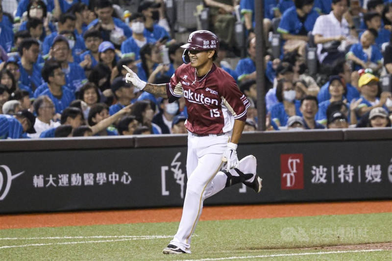 樂天桃猿隊野手林子偉中職明星賽參加「鐵捕封殺王」，過去美職大聯盟期間有蹲捕出賽紀錄，笑說比準度可能有機會。（中央社檔案照片）   