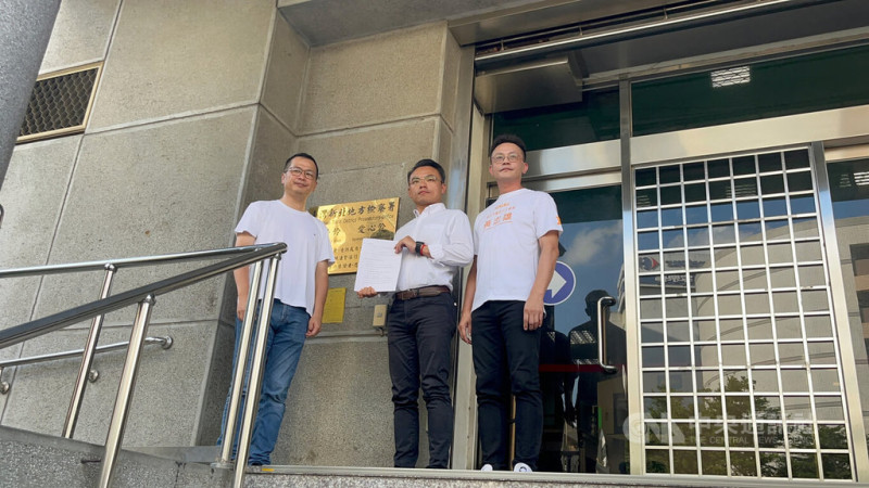 國民黨立委洪孟楷（中）指罷團抹黑，造謠他買票走路工、動員宮廟及陣頭，洪孟楷認為這已違反公職人員選舉罷免法，15日下午到新北地檢署提起告發，希望檢方趕快偵辦以正視聽。中央社記者趙敏雅攝　114年7月15日   