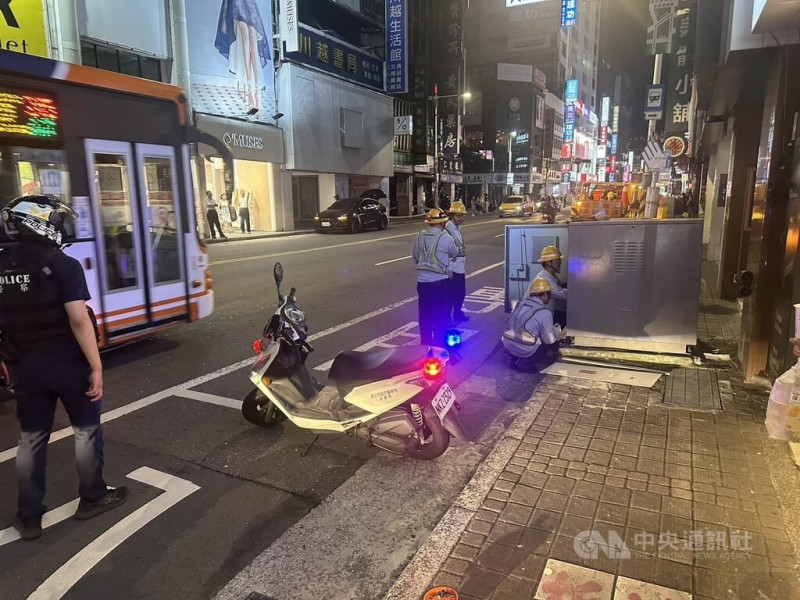 新北市板橋區中山路的後站商圈15日晚間發生公車車尾不慎擦撞路旁變電箱事故，導致附近約10家商店停電，台電已派員到場搶修。（翻攝照片）中央社記者王鴻國傳真　114年7月15日   