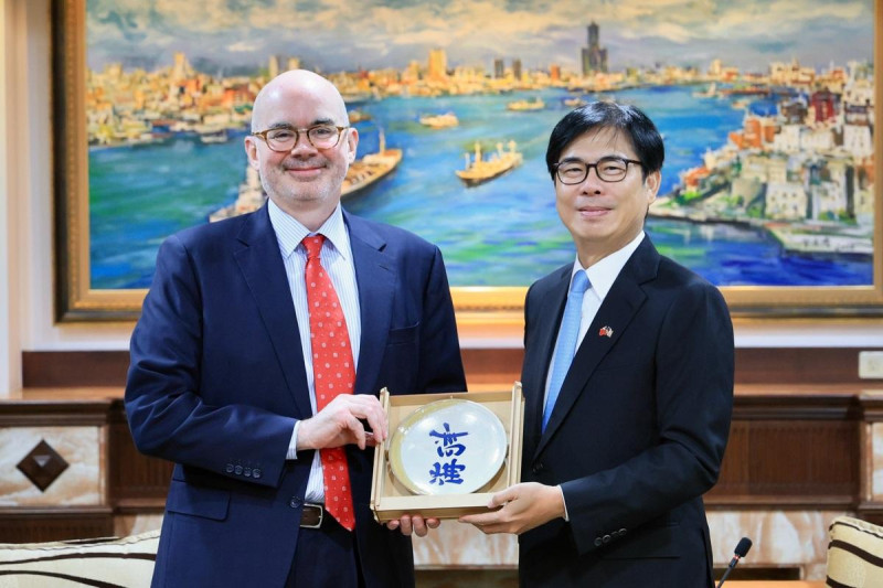 陳其邁(右)致贈谷立言(左)代表高雄的紀念品。 圖:高雄市行國處/提供