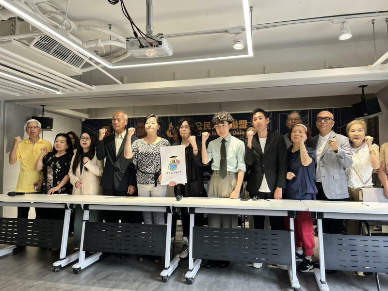 反共護台志工聯盟今（16）日舉辦「海外挺罷免，堅定投同意」記者會。   圖：金大鈞/攝