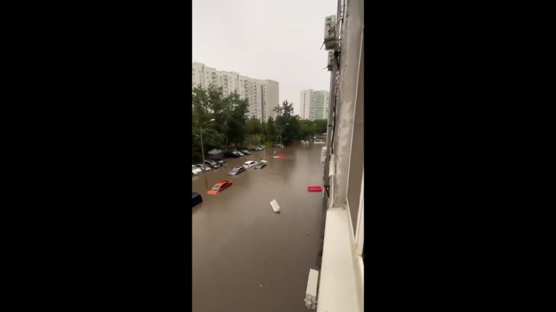 俄羅斯首都莫斯科近期遭受異常天氣襲擊,超大豪雨導致市內多處傳出淹水消息。 圖:擷取自 @nexta_tv X 分享影片