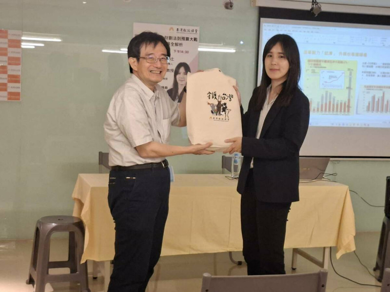 台灣教授協會會長薛化元(左)和《今週刊》撰述委員兼焦點組召集人陳燕珩(右)。 圖:台灣教授協會/提供