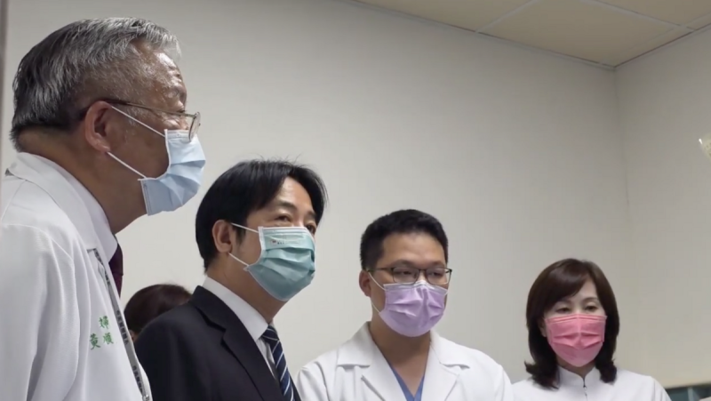 賴清德赴台南柳營奇美醫院探視李元瀚。   圖：總統府提供