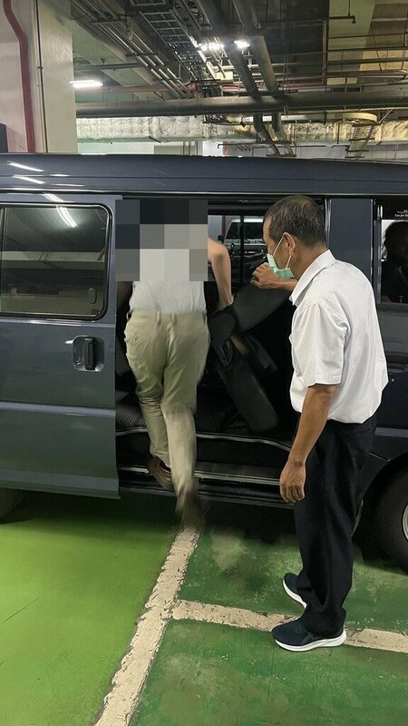 台南市某家室內設計公司積欠5年新台幣305萬餘元稅款，遭南區國稅局台南分局等移送強制執行，負責人楊姓男子15日到案說明後遭管收。（行政執行署台南分署提供）中央社記者張榮祥台南傳真 114年7月16日   