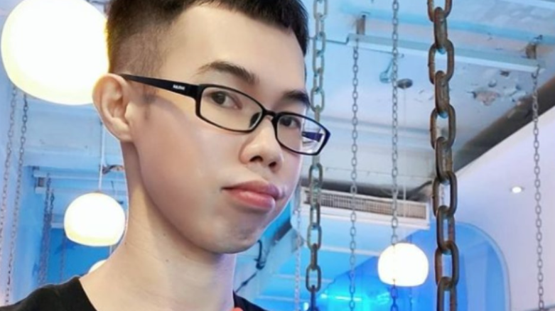 鄧佳華涉嫌偷拍女設計師裙底，遭判6個月徒刑，不過他疑似因為不願繳交18萬罰金，已經於本月10日主動入獄服刑。   圖：翻攝自鄧佳華IG