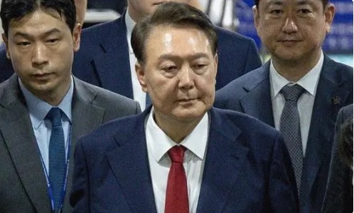 前南韓總統尹錫悅因涉內亂罪遭南韓檢方調查，近期又因疑似策畫「平壤無人機事件」，成為外患罪的調查對象。   圖：翻攝自 騰訊網 海風觀察。