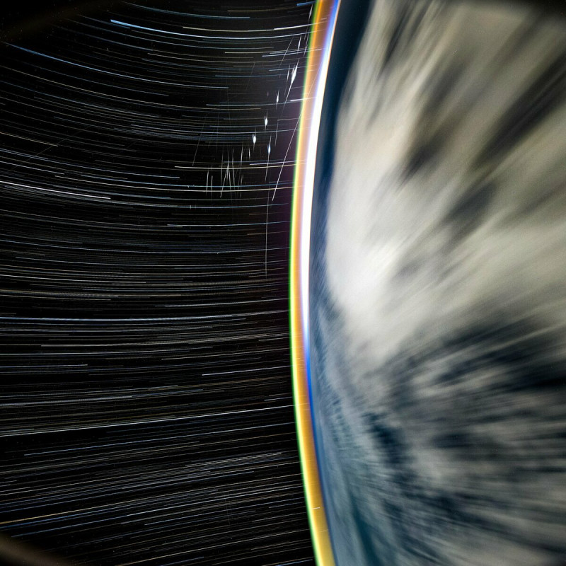 SpaceX Crew 9 Dragon 拍攝到的高解析度星軌影像 圖:翻攝自 X @astro_Pettit
