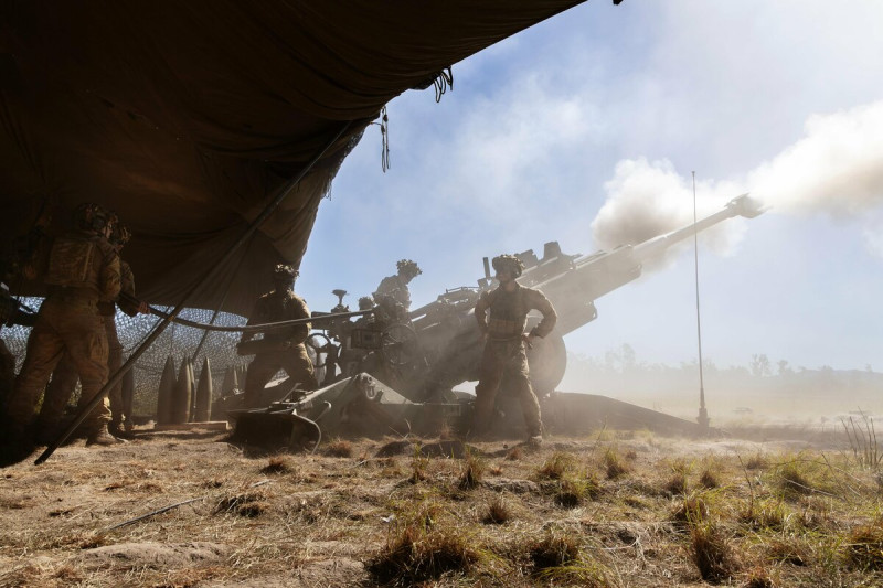 「護身軍刀」軍演,美製M777榴彈砲展現火力。 圖:翻攝「X」@TalismanSabre