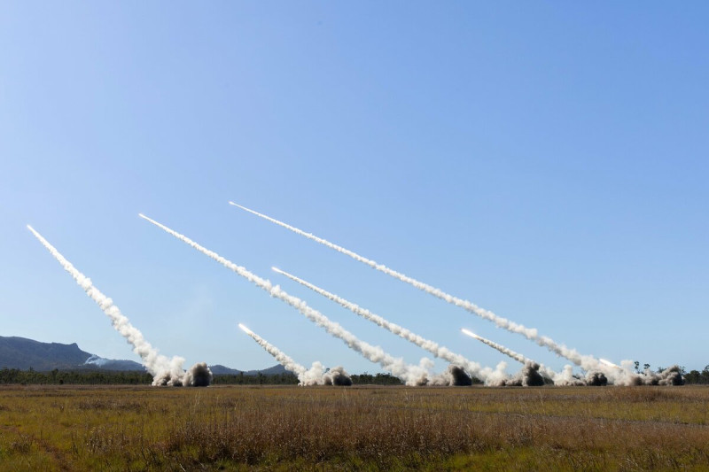 「護身軍刀」軍演,高機動性海馬士多管火箭系統(HIMARS)齊射。 圖:翻攝「X」@TalismanSabre