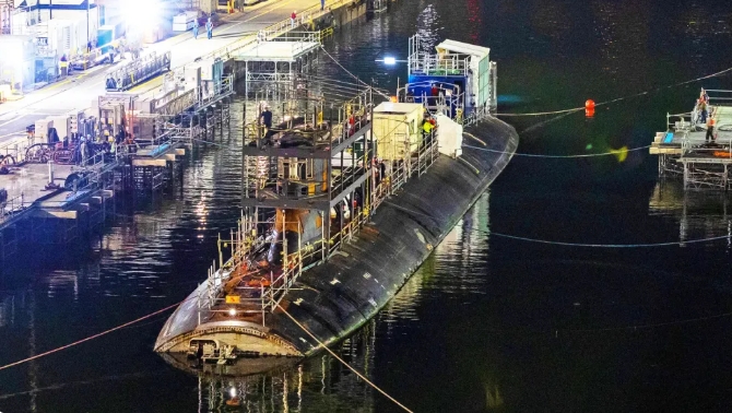 在華盛頓州布雷默頓市的普吉特海灣海軍造船廠裡維修的康乃狄克號核潛艇。   圖 : 翻攝自觀察者網
