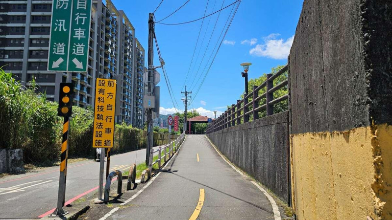 新北市高灘地工程管理處今(16)日宣布再新增5處科技執法點，其中包含「汐止草濫溪抽水站旁自行車道」   圖：「新北市政府高灘地工程管理處」提供