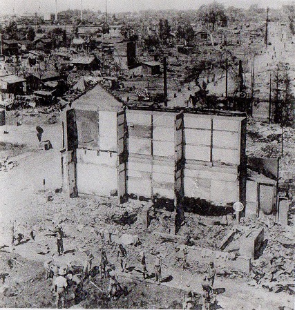 1945年8月14日至15日夜間，近 90架美國 B—29 轟炸機向日本熊谷投下約 6,000噸的凝固汽油彈，造成的火災高達 800～1,200攝氏度，至少造成 260人死亡，3,000人受傷，這座擁有 47,000人口的城市，幾乎75%住地成為廢墟。   圖:翻攝自X帳號@xasimoto