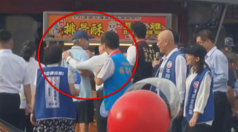 傅崐萁掃街時，裝熟去搭民眾肩膀，遭對方當場甩開。   圖：截自「花蓮新世代青年聯盟 曙光計劃」臉書影片