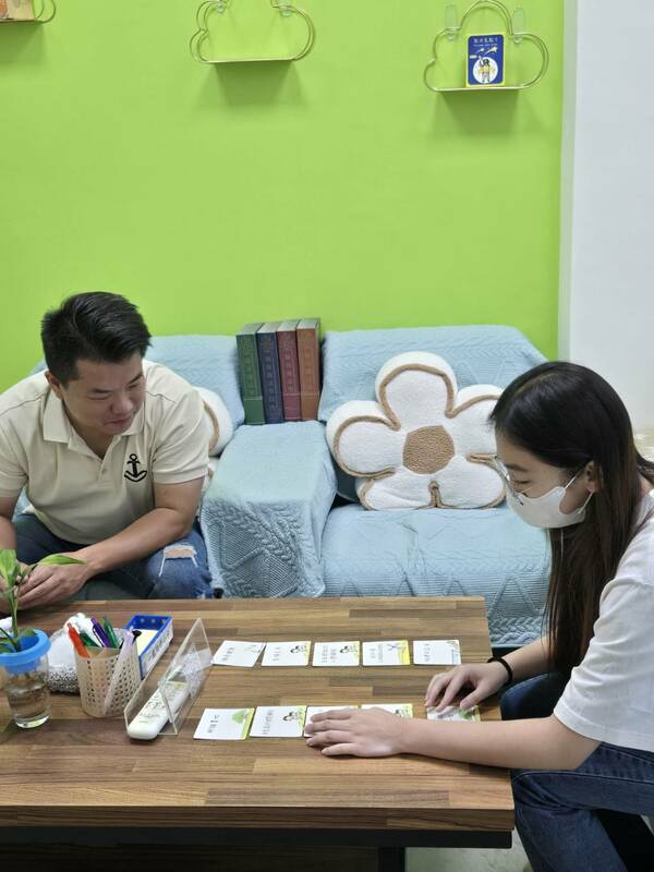 台中市就業服務處運用卡牌評測工具積極協助青年就業成功。   圖：台中市政府/提供