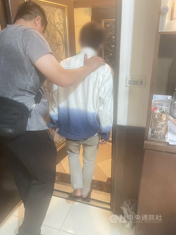 23歲蕭姓男子（右）疑為感情糾紛，15日晚間在台中持刀砍傷18歲前女友後逃逸，所幸送醫無生命危險，警方16日在新北市將蕭男逮捕到案（翻攝照片）中央社記者蘇木春傳真  114年7月16日   