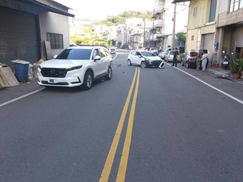 吳姓男子日前開車行經新竹縣竹東鎮和江街某路口時追撞官姓男子所開轎車，導致2人受傷。吳男肇事後棄車徒步逃離，經警方通知才到案說明，全案依違反刑法肇事逃逸罪函送檢方偵辦。（警方提供）中央社記者郭宣彣傳真　114年7月16日   