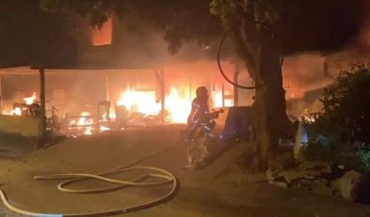 花蓮壽豐鄉平和村16日凌晨發生一起嚴重的死亡火警，一間鐵皮加蓋的老屋有4人來不及逃生，命喪火窟。   圖：花蓮縣消防局第二大隊