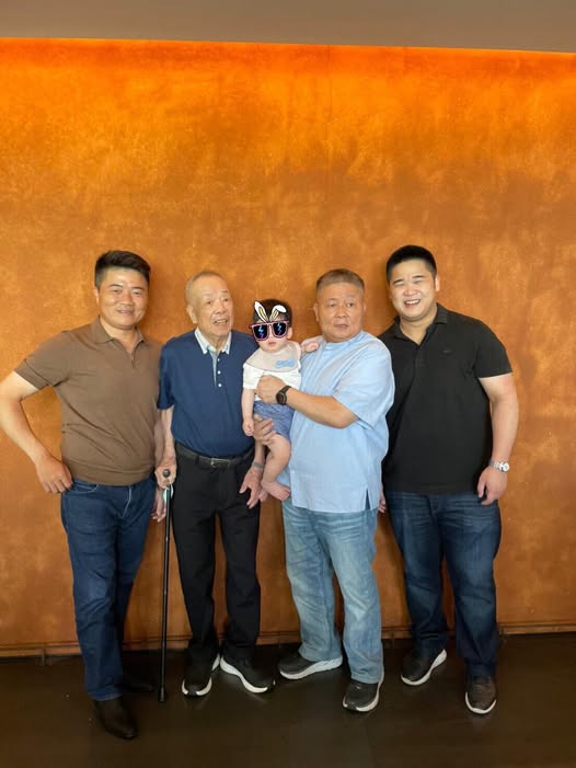 大甲鎮瀾宮董事長顏清標之父顏懷（左2）16日下午4時許在家中辭世，享耆壽92歲。圖為2021年顏寬恒展示5代同堂照片。   圖：翻攝「臉書」顏寬恒粉絲專頁