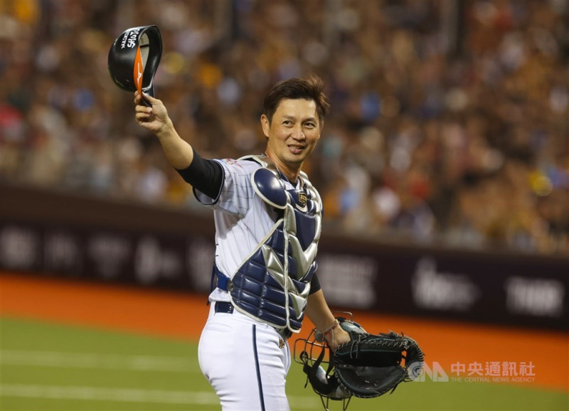 中華職棒統一獅隊首席教練高志綱（圖）將在19日參加明星賽「鐵捕封殺王」，高志綱16日受訪時笑說，很擔心自己會丟不到或丟不準。（中央社檔案照片）   