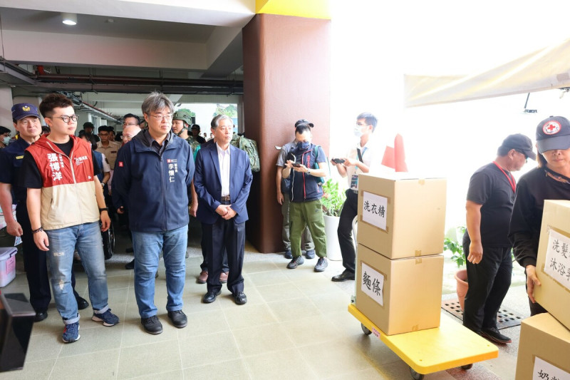 張博洋(前排左一)與副市長李懷仁(前排左二)視察物資發放情形。 圖:張博洋/提供