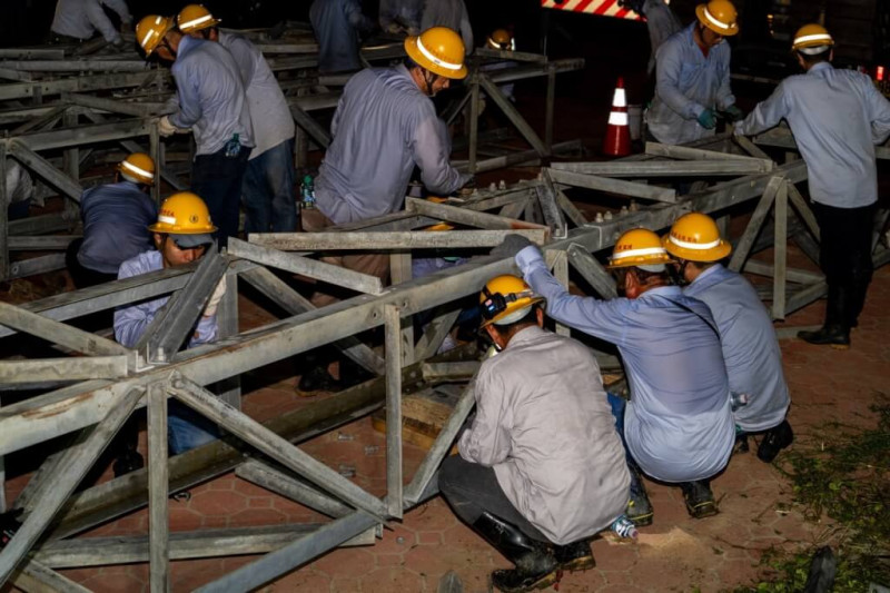 嘉義布袋新塭變電所3座6.9萬伏特高壓電塔，遭颱風丹娜絲的強風吹倒，台電人員8日加速組裝新鐵塔。   圖：台電提供