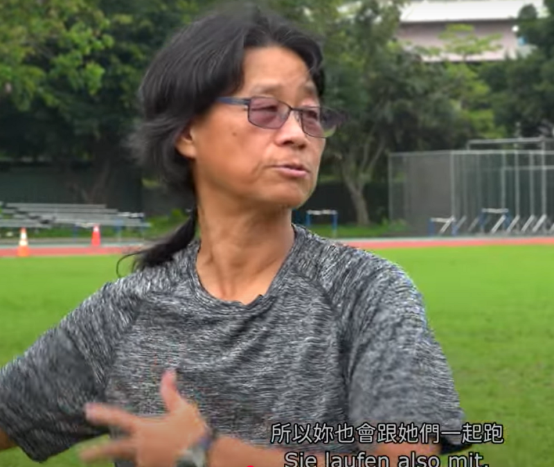 周台英遭指控以學分施壓學生抽血，校方處分遭質疑過輕，將重審；周台英接受媒體訪問時坦承疏失，但否認蓄意霸凌。(圖為周台英，翻攝自網路專訪）    圖：翻攝RTI on the Map YT 