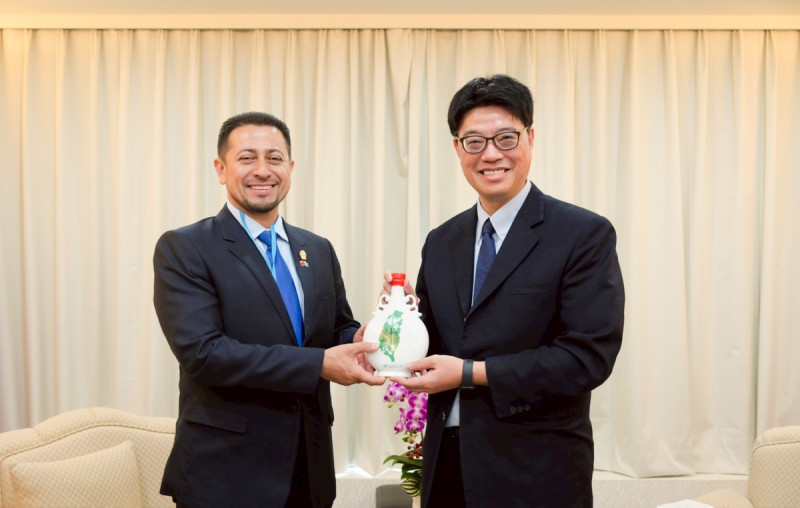 大陸委員會邱垂正主任委員日前接待瓜地馬拉共和國國會議長羅慕斯（Nery Abilio Ramos y Ramos）訪團。   圖：陸委會提供