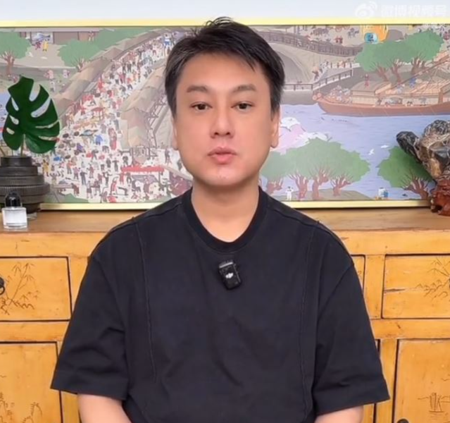 朱孝天被發現跟其他3名成員互動略顯尷尬，對此，朱孝天坦言近幾年確實沒有聯繫，但也沒有不合或不愉快。   圖：翻攝自朱孝天微博