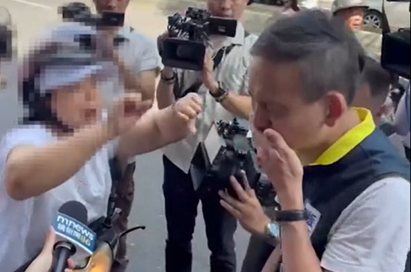 國民黨立委葉元之於街頭宣講反罷免期間，遭民眾吐口水。   圖：葉元之辦公室/提供
