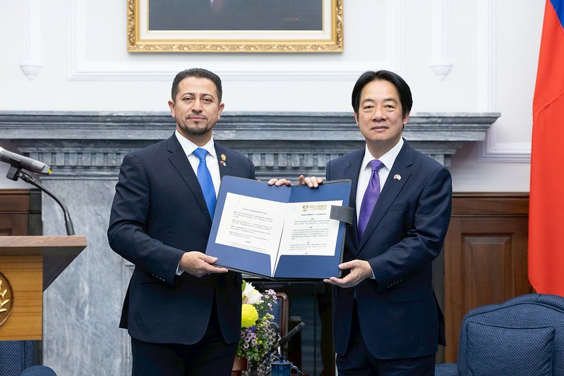 瓜地馬拉共和國國會議長羅慕斯（Nery Abilio Ramos y Ramos）致贈瓜國國會向聯合國提出支持台灣參與國際組織決議文的中譯本給賴清德。   圖：總統府提供