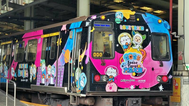 今年暑假，捷運板南線新增「2025 Space Travel太空之旅」親子友善彩繪列車。   圖：台北捷運公司／提供