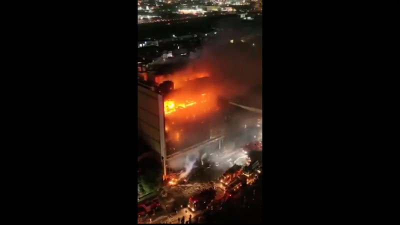 伊拉克東部瓦西特省首府庫特市(al-Kut)一座大型購物中心於當地時間 7 月 17 日凌晨突發大火,火勢迅速吞噬整棟五層建築,造成至少 50 人死亡,為近年來當地最嚴重的火災事故之一。 圖:翻攝自影片