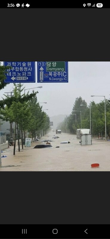 韓國暴雨成災，公路成河道，車輛慘遭滅頂。   圖：翻攝「X」 @lee6087166