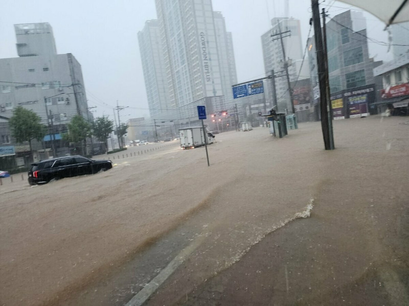 韓國暴雨成災,光州市道路成河道,車輛冒險行進。 圖:翻攝「X」@zinzzaok
