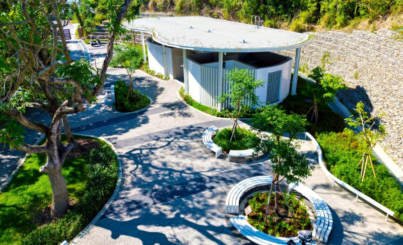 高雄觀音湖南入口廣場規劃完善休憩空間。 圖:高雄市觀光局/提供