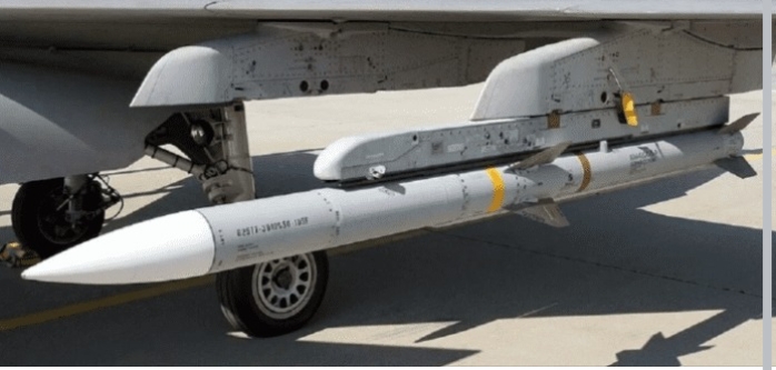 美軍戰機掛載AIM-120導彈。 圖 : 翻攝自臉書 美軍戰機掛載AIM-120導彈。 圖 : 翻攝自臉書