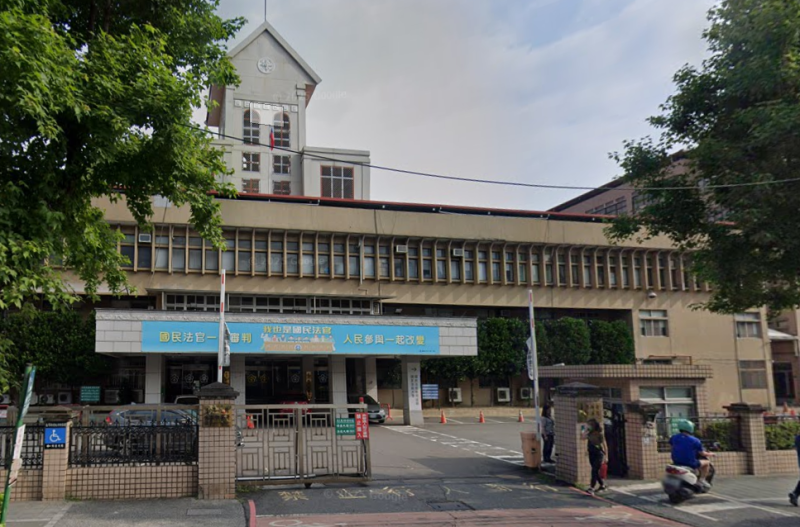 一名29歲女子加入詐團，協助詐團領取包裹，重新包裝寄出，最終新北地方法院判處有期徒刑10個月。(新北地方法院示意圖)    圖：翻攝「Google 街景服務」
