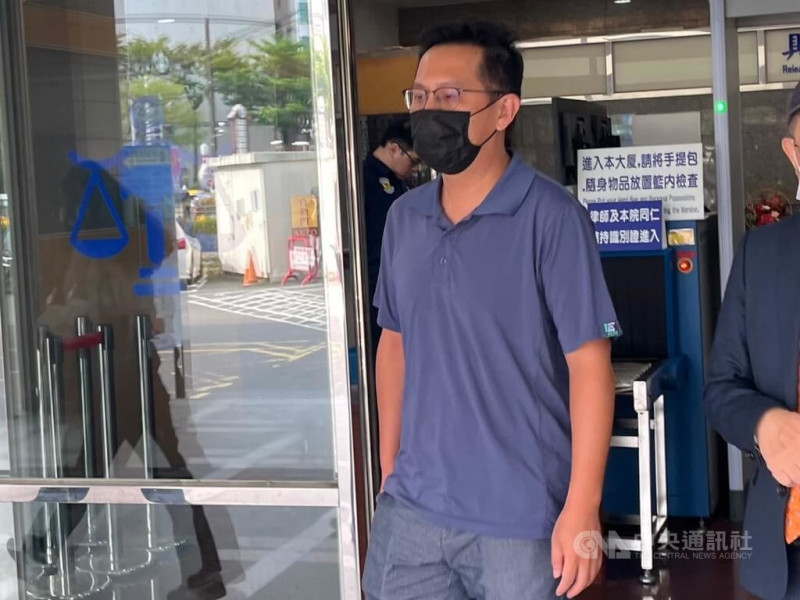 時任北市刑大員警的劉姓男子（中）涉幫王大陸及游男查閃兵集團主嫌個資，遭新北檢起訴。新北地院17日召開準備程序庭，劉男稱是誤傳；關於公務員登載不實部分，他坦承犯罪。中央社記者趙敏雅攝  114年7月17日   