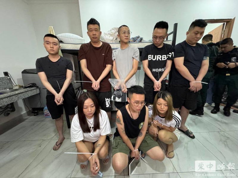 根據柬埔寨警方通報,最新一波突襲行動鎖定首都金邊的萬景崗區及森速區兩處新興詐騙機房,當地特種部隊配合警力強勢攻堅,查獲大量詐騙工具,包括 469 部手機、127 台電腦等證物。此次行動共逮捕 100 名嫌犯,75 人為台灣籍,另有 24 名中國籍及 1 名越南籍人士。 圖:翻攝自柬中時報 根據柬埔寨警方通報,最新一波突襲行動鎖定首都金邊的萬景崗區及森速區兩處新興詐騙機房,當地特種部隊配合警力強勢攻堅,查獲大量詐騙工具,包括 469 部手機、127 台電腦等證物。此次行動共逮捕 100 名嫌犯,75 人為台灣籍,另有 24 名中國籍及 1 名越南籍人士。 圖:翻攝自柬中時報