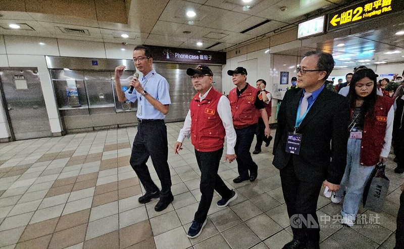 新北市城鎮韌性防空演習17日舉行，市長侯友宜（前中）視導捷運土城站疏散避難演練情形。中央社記者王鴻國攝　114年7月17日   