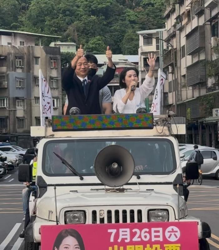 立法院長韓國瑜今（17）日下午陪同國民黨立委徐巧芯車隊掃街。   圖：徐巧芯辦公室提供