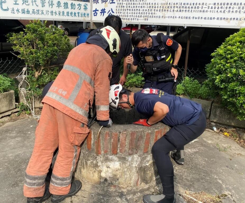 一名年約70歲婦人日前在新竹市東大路3段某井邊休息，因突然暈眩意外墜井，被3名學生發現後通報救援，警消到場後順利將婦人救出送醫。（新竹市消防局提供）中央社記者郭宣彣傳真  114年7月17日   